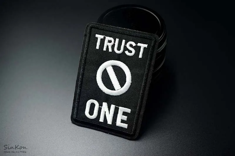 TRUST NO ONE размер: 5,3x7,8 см нашивка Вышитые Симпатичные значки хиппи Железный на детей мультфильм для одежды наклейки