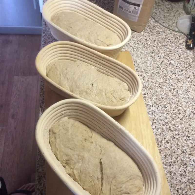 Ручная работа Овальная корзина из ротанга и хлеб изогнутый дугой нож для теста