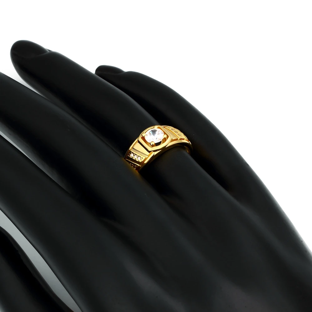 Мужское кольцо из желтого золота розового и белого с боковыми камнями фианитами |