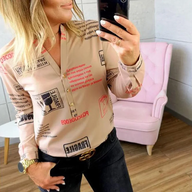 Женская блузка с буквенным принтом белая длинным рукавом и треугольным вырезом