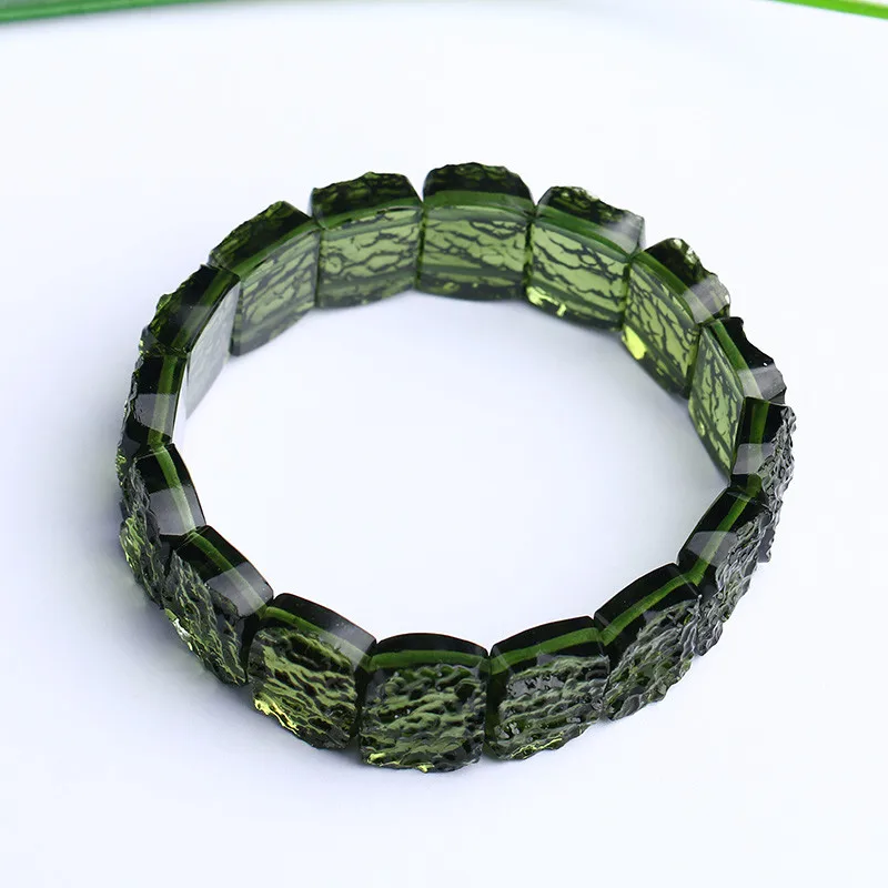 Естественный Moldavite зеленый аэролиты Чешский метеоритов с украшением в виде