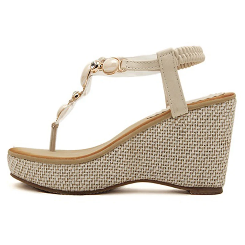 Женские сандалии на танкетке с открытым носком украшенные кристаллами и