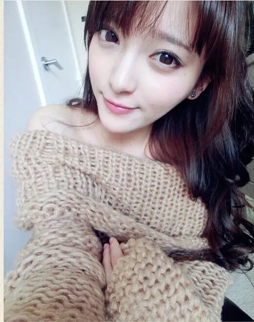 Женский трикотажный свитер с вырезом лодочкой и открытыми плечами | Женская