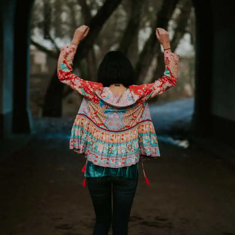 Женская винтажная блузка в стиле бохо красная с цветочным принтом павлина