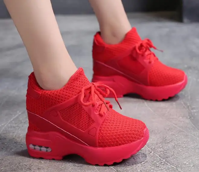 Женские кроссовки на платформе визуально увеличивающие рост с мягкой подошвой