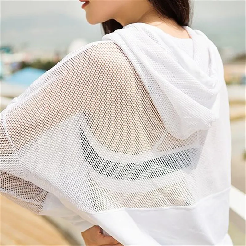 Женская футболка с длинными рукавами и капюшоном черно белая спортивная сеткой