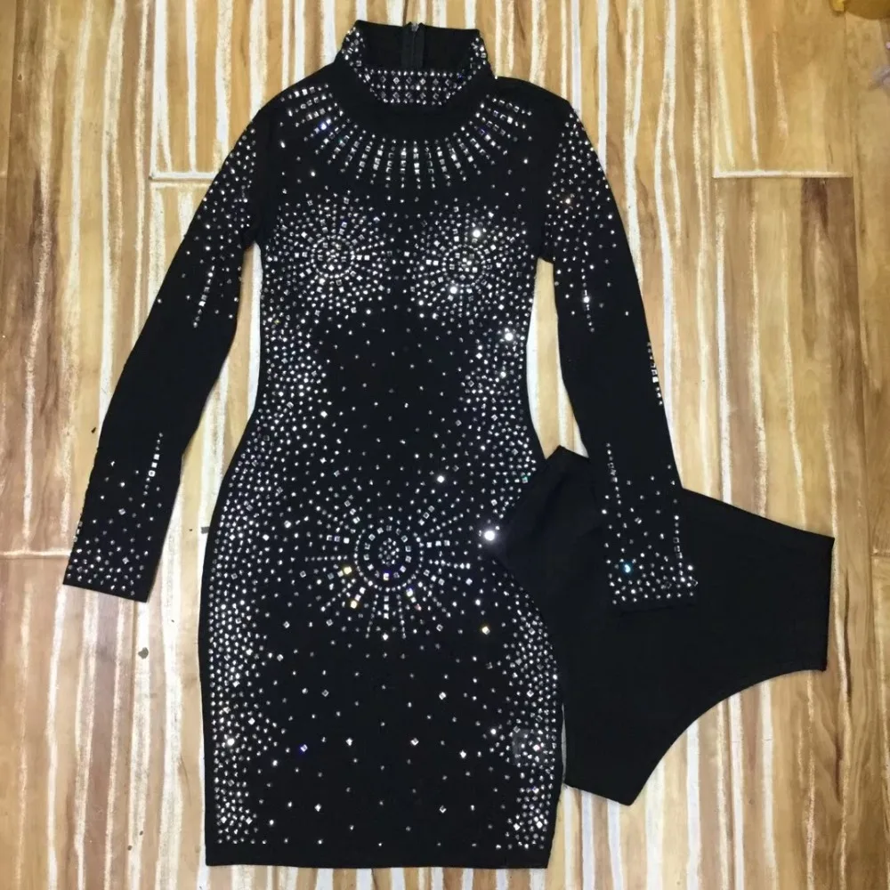 Женское облегающее мини платье с высоким воротником украшенное бусинами черное