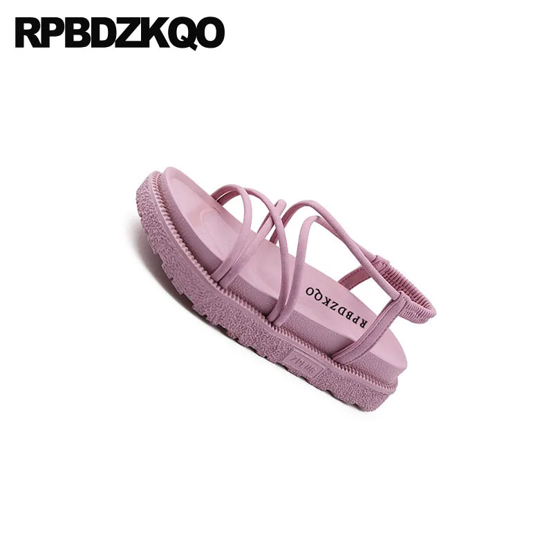 Дизайнерские Туфли-гладиаторы с открытым носком и широкими ремешками; цвет розовый, черный; туфли на платформе; мягкие женские сандалии без застежки; повседневные туфли на плоской подошве с ремешком