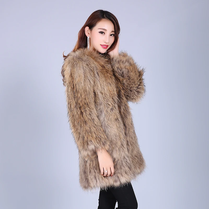Женское вязаное меховое пальто средней длины из натурального меха енота на осень