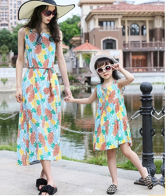 Пляжное платье для мамы и дочки летнее всей семьи с принтом девочек