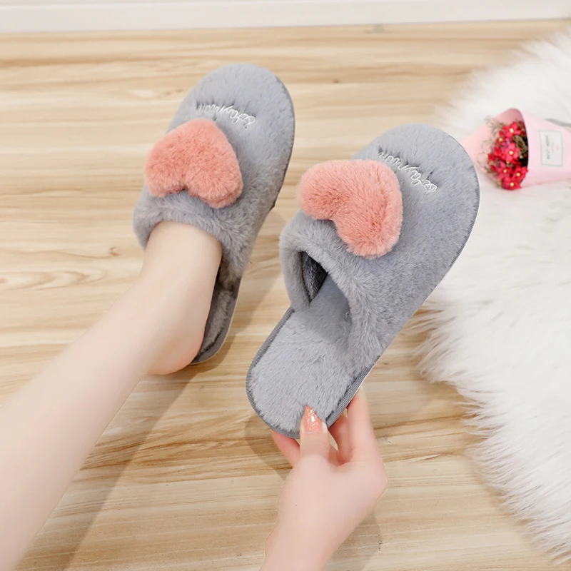 Женские тапочки из искусственного меха на зиму и осень домашние с сердечками