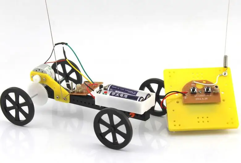 DIY двухмоторный четырехколесный автомобиль с дистанционным управлением сделай