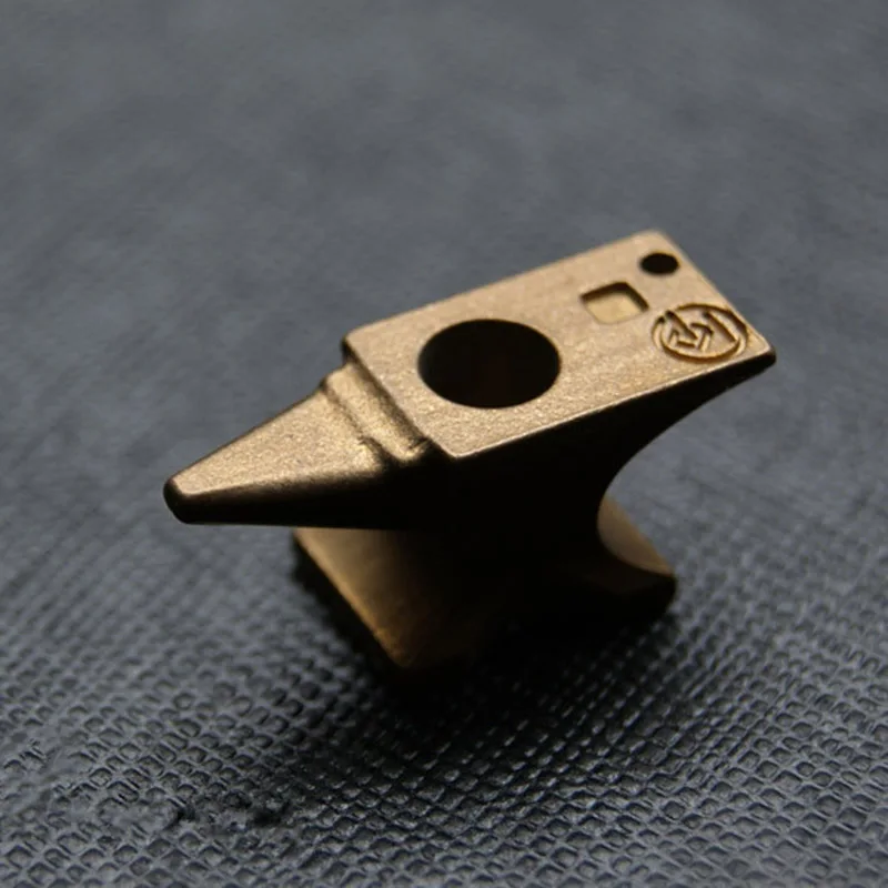 1 шт. латунный титановый сплав мини Blacksmith Anvil игровая подставка для утюга нож бусины подвеска со шнурком брелок кольцо подвеска