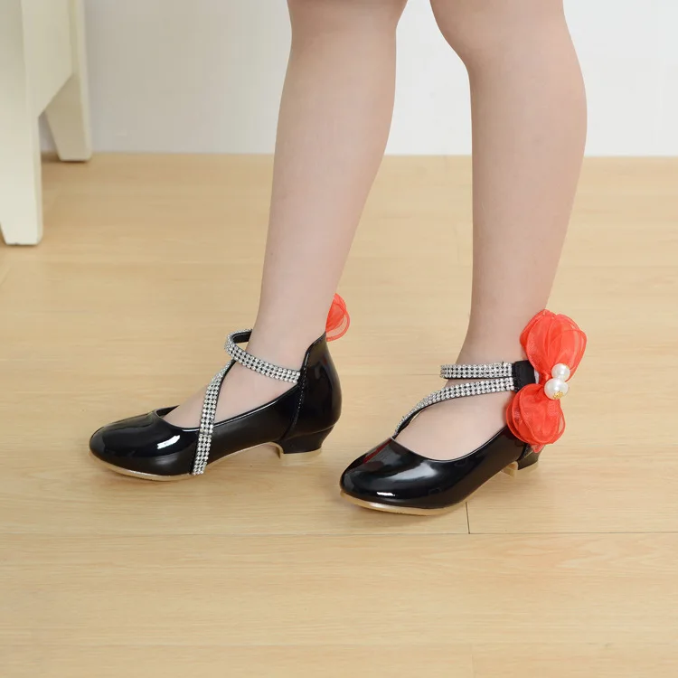 Модные туфли из искусственной кожи с большим жемчугом и бантом для девочек