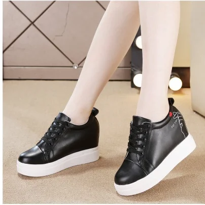 Женские кроссовки на танкетке повседневная обувь белого и черного цвета размеры