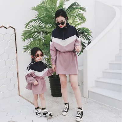 Одежда для мамы и дочки новинка весны 2019 Модное детское платье свитер