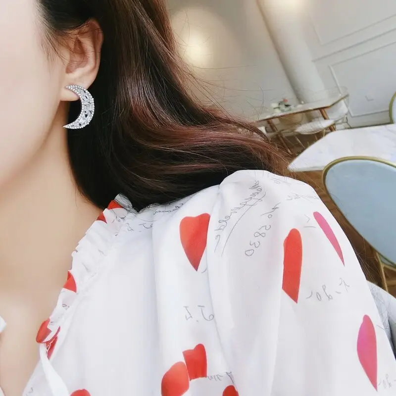 Серьги-гвоздики с несимметричным дизайном "Звезда Луна" с вырезом и украшенные стразами, модные украшения корейского стиля для женщин в 2018 году.