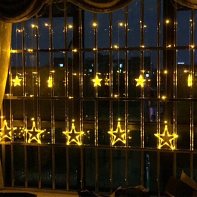 Светодиодный светильник украшенный рождественскими украшениями цветной