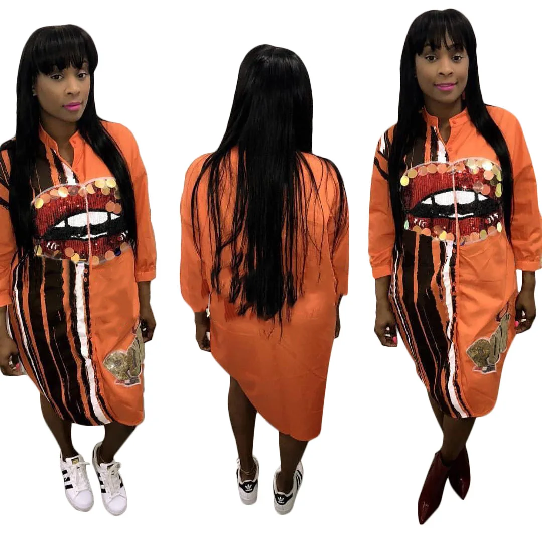 Женское платье в стиле панк с большими красными губами и блестками