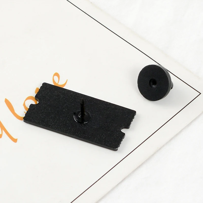 Обычный Узор эмалированная булавка красный черный кинофильм билет белая мышь