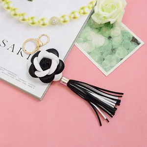 black with white Felyskep Мода корейский стиль Кожа Роза из полиуретана цветок кисточкой брелок для женщин сумка или автомобиль подвесные брелоки Ювелирные изделия 237WA - Цвет: black with white