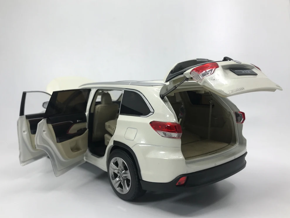 Модель Paudi 1/18 1:18 Масштаб Toyota Highlander белый литой модельный автомобиль игрушка, модель автомобиля двери открытые