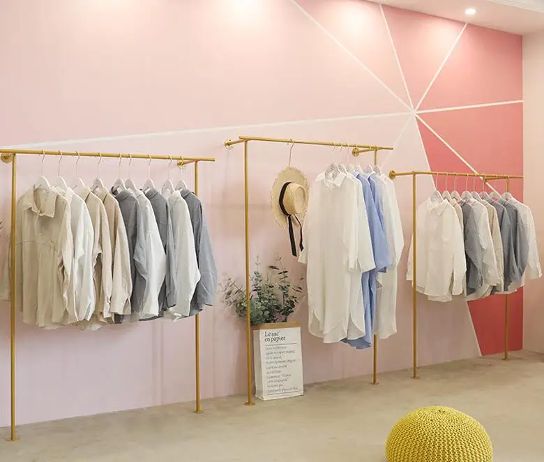 Напольная витрина на верхней стене магазина одежды специальная вешалка для