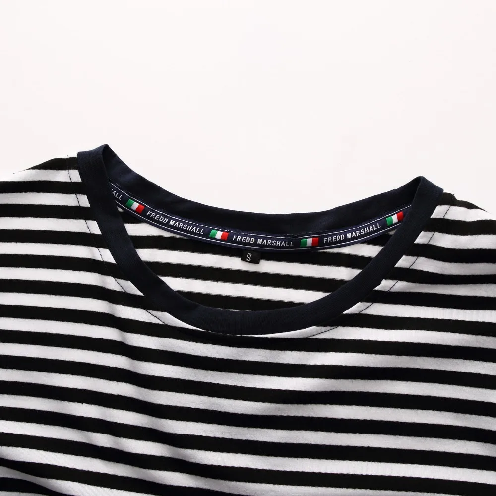 Футболка мужская приталенная в черно-белую полоску с круглым вырезом и коротким