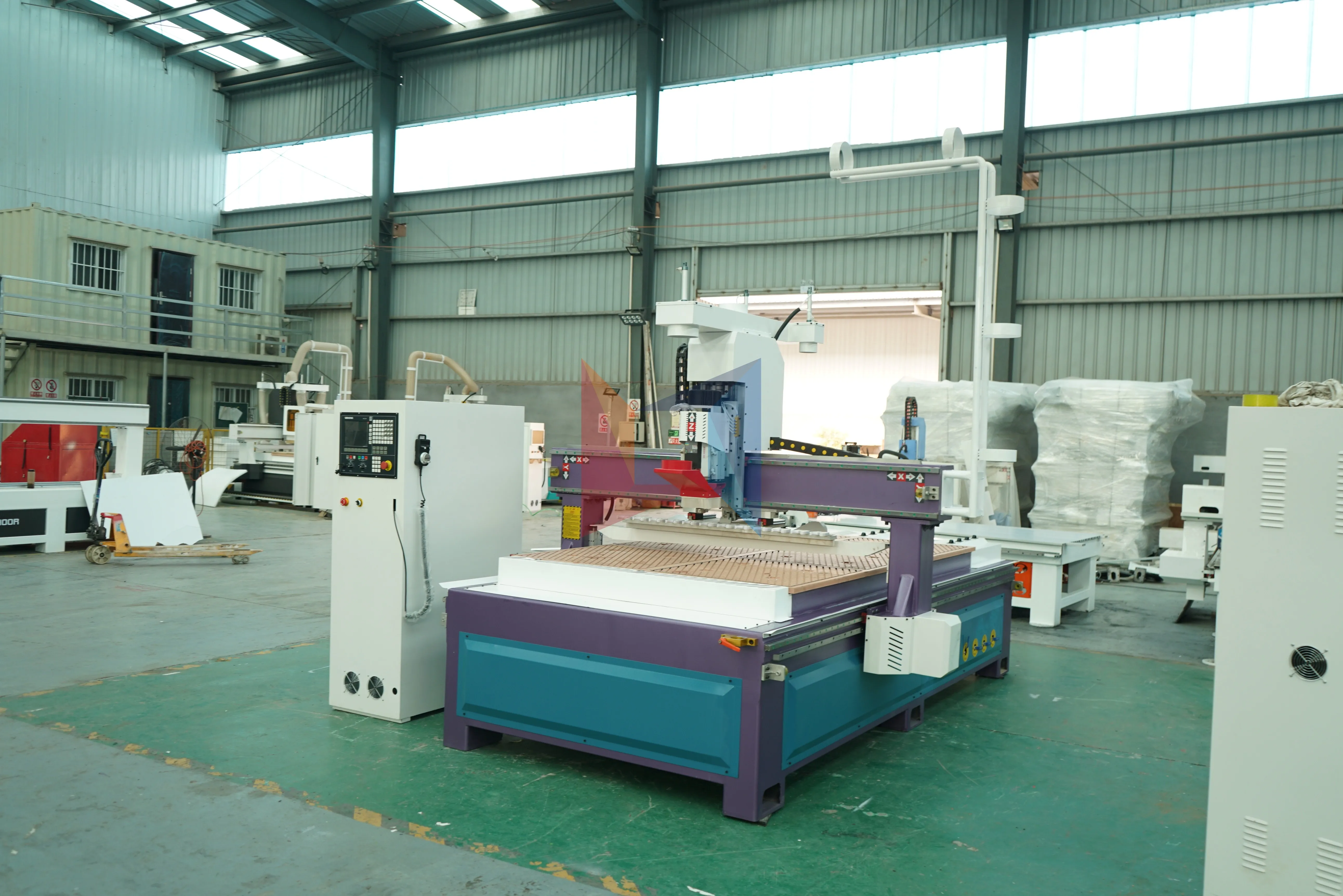 ATC авто инструмент changer 3 оси cnc маршрутизатор 1325 для продажи/1525 машина с Delta мотор |