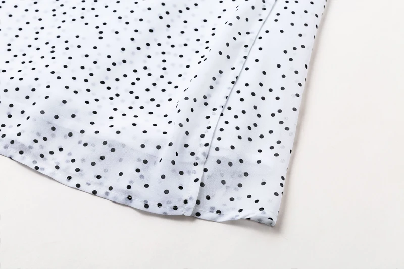 Женское длинное платье повседневное белое в горошек со шнуровкой и треугольным