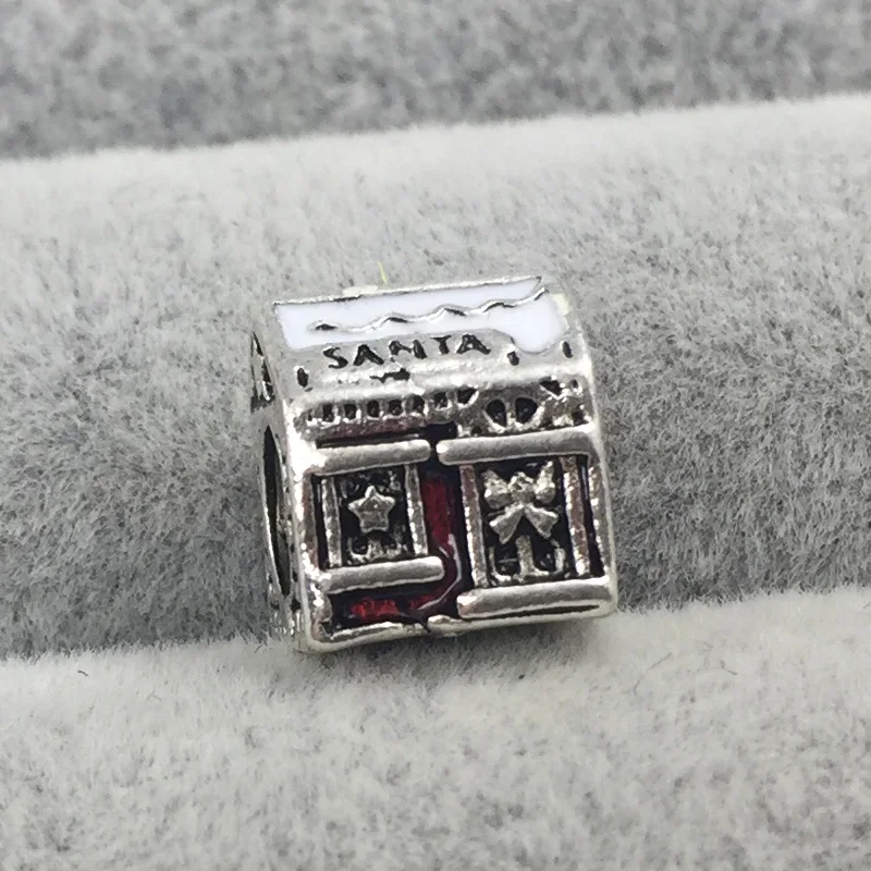 Бело-красная эмалированная подвеска в виде дома Санты Европейские Бусины