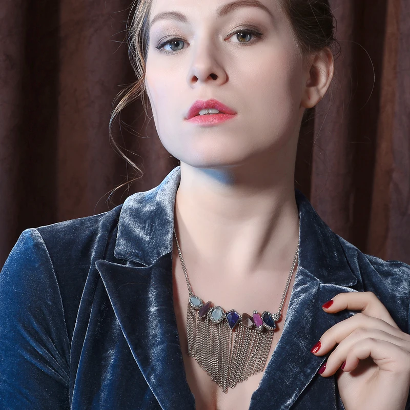 Женское асимметричное ожерелье с разноцветным геометрическим кулоном