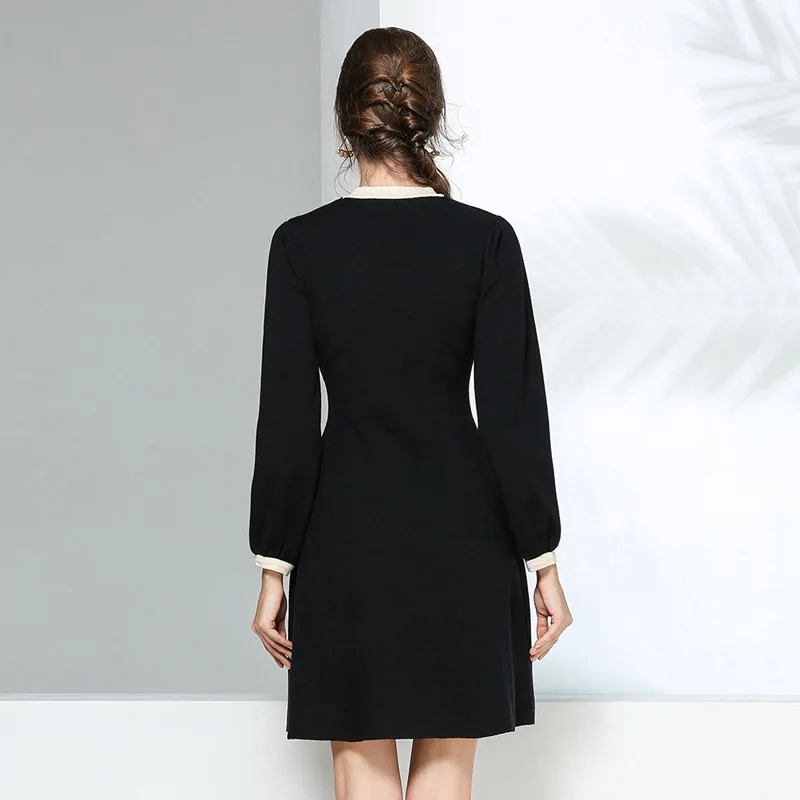 Женское трикотажное платье свитер chic черное/абрикосовое с круглым вырезом и