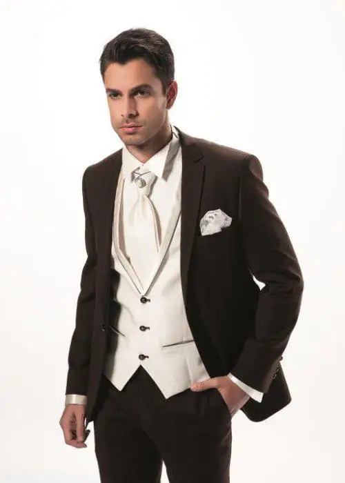 

Новинка 2015 мода мальчиков на двух пуговицах и темно-коричневого цвета в стиле смокинга жениха мужской костюм Slim Fit Костюмы для жениха и друга жениха (пиджак + штаны + жилет + галстук-бабочка)