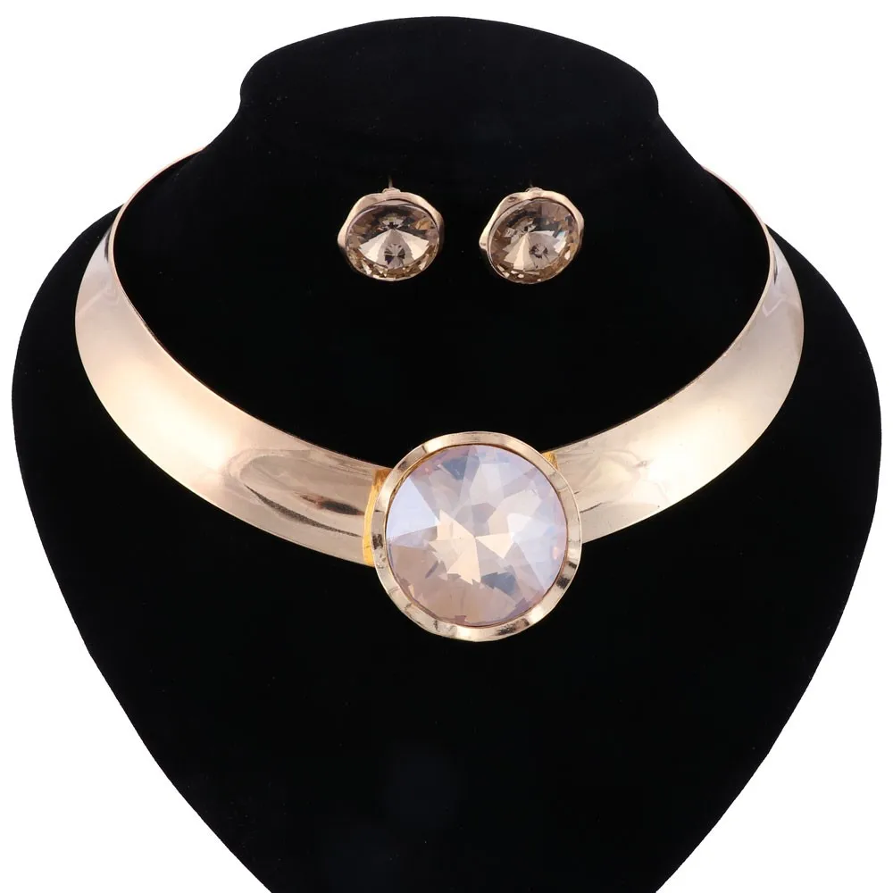 Женский ювелирный комплект из колье и серёг с кристаллами