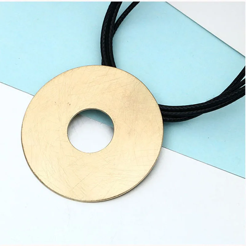 Женское кожаное ожерелье Gros Collier черное многослойное с круглым кулоном и