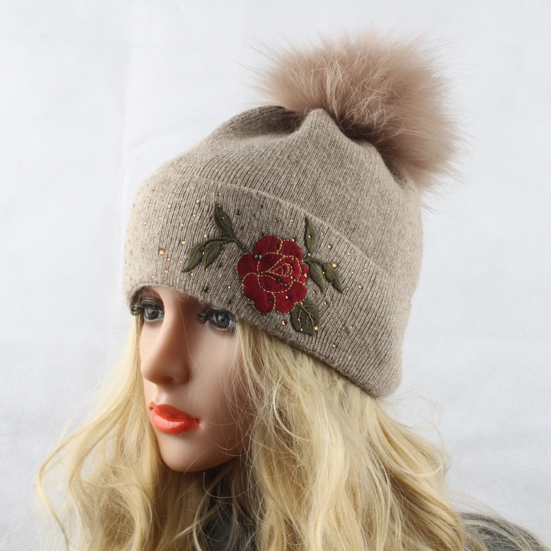 Зимняя женская шапка с цветочной вышивкой помпоном из натурального меха со
