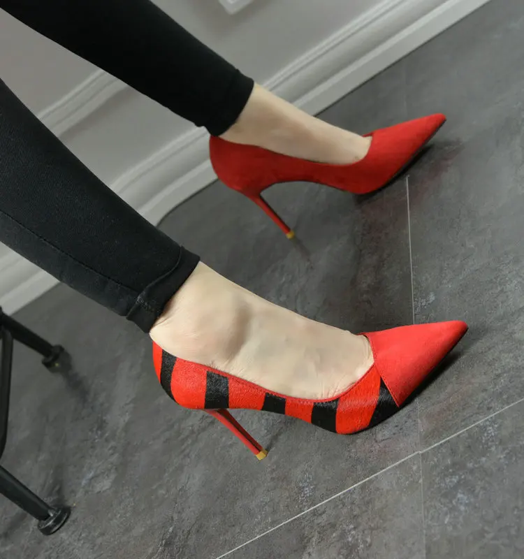 Европа в начале весны цвет полосы указал с тонкой замши шить из конского волоса