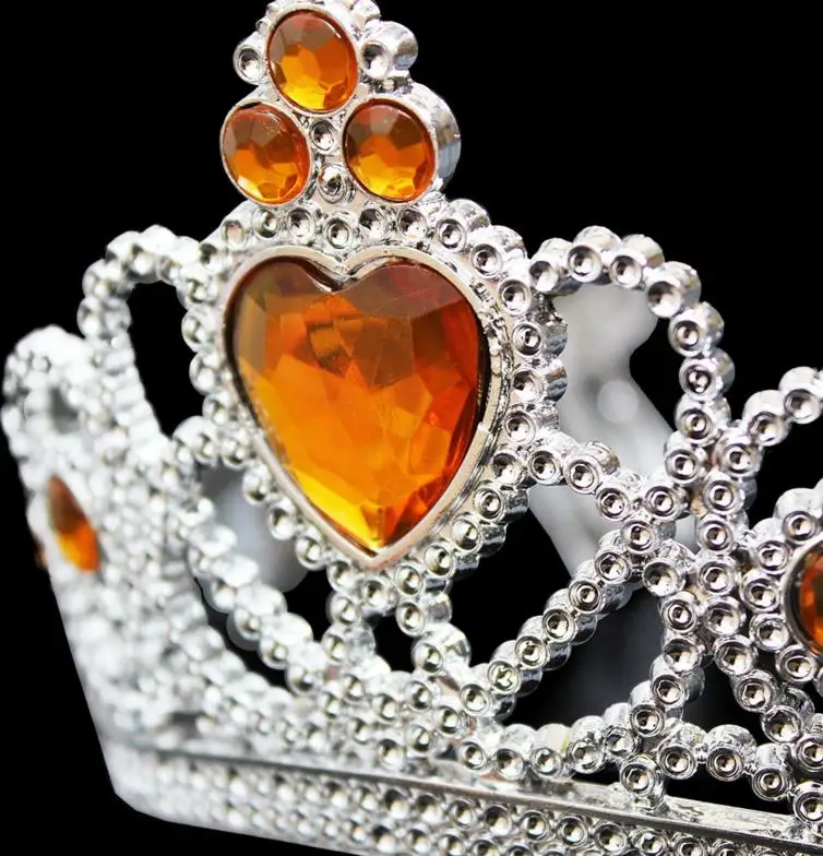 Тиара детская пластиковая в форме сердца с кристаллами | Дом и сад