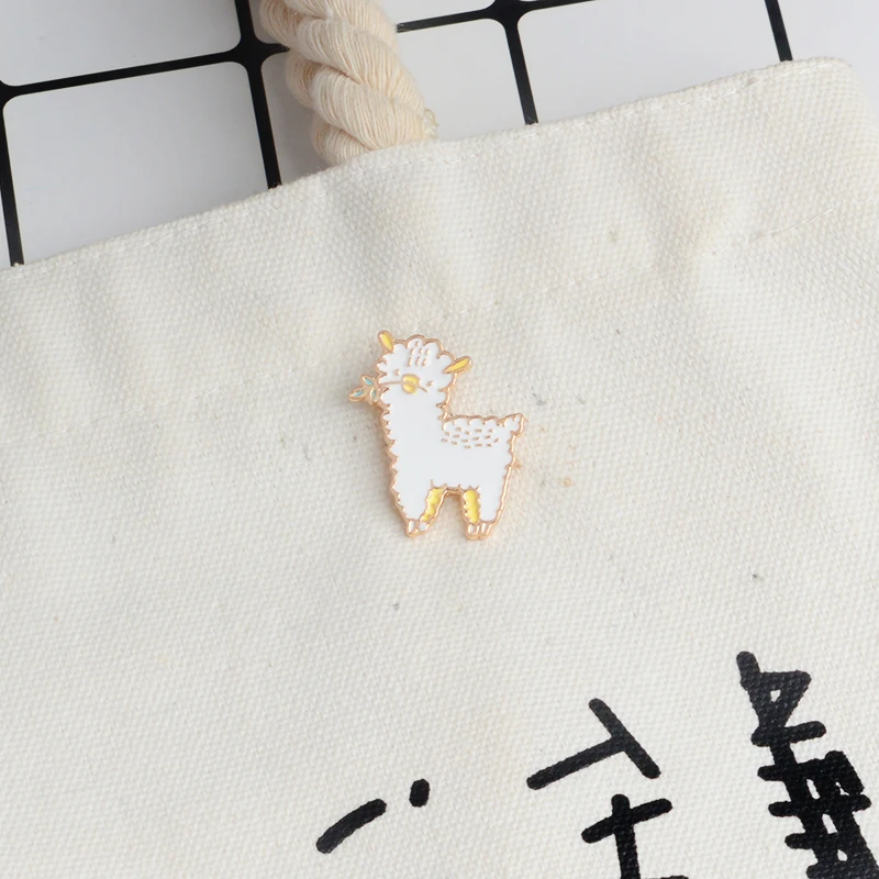 

Cute Sheep Alpaca Brooch Cartoon Animal White Enamel pins Brooches for Girl Boy Kids T-shirt Coat Backpack Hat Pin Buckle Badges