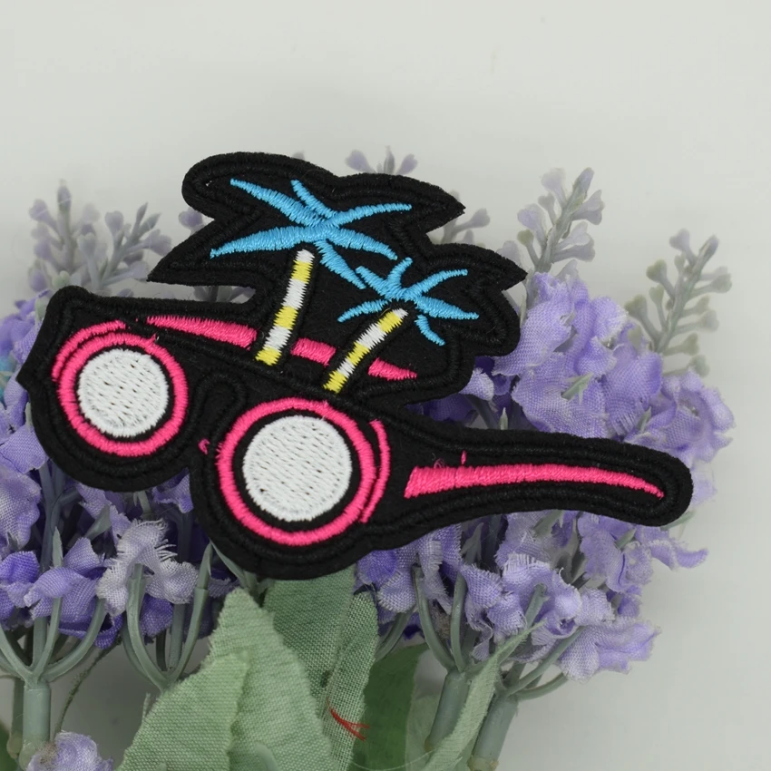 1 большое Новое поступление летних солнцезащитных очков с вышитыми аппликациями.