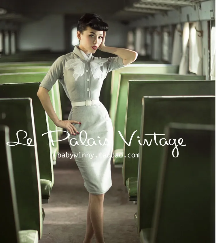 Элегантный светильник серое винтажное облегающее белое цельное платье с пряжкой