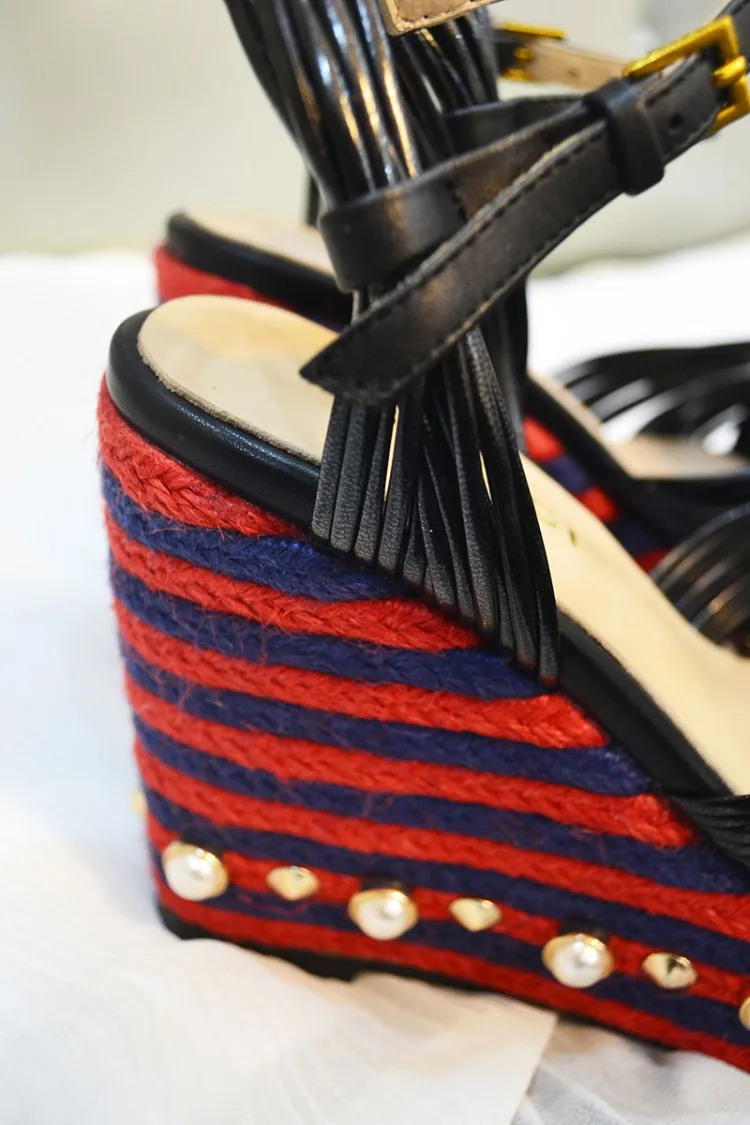 Женские сандалии на танкетке летние толстой подошве с ремешком и пряжкой