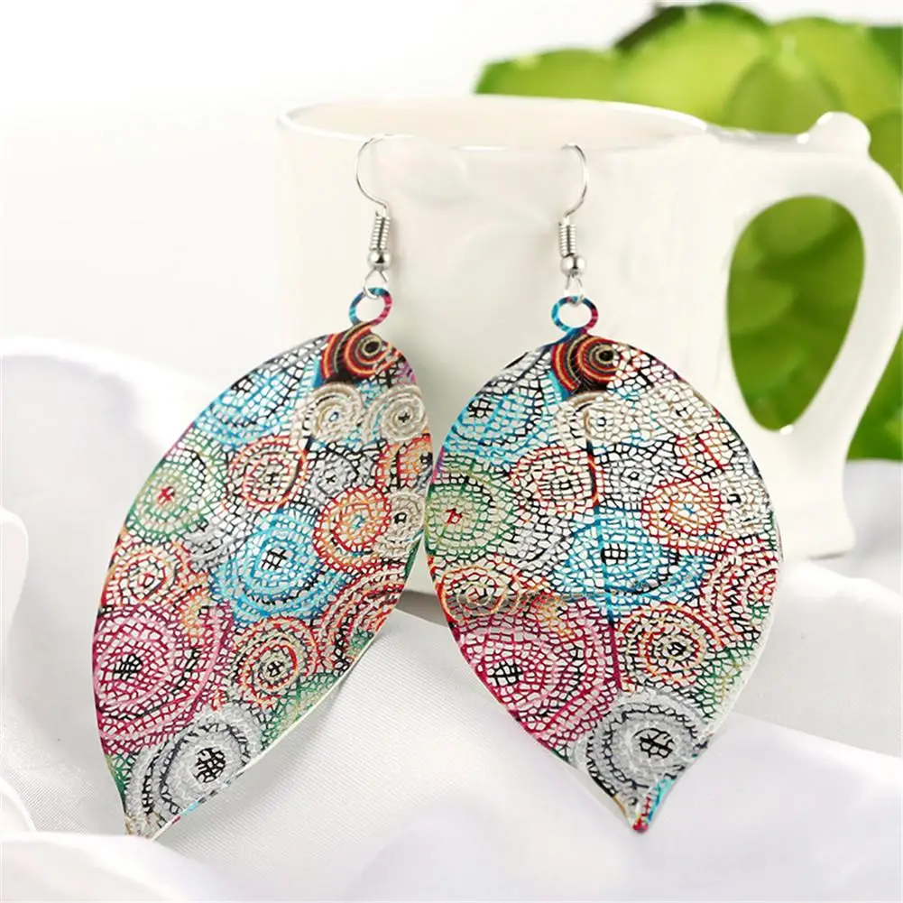 Одна пара Boho Стиль модный элемент полые листьев Shaped Красочные Серьги Ретро