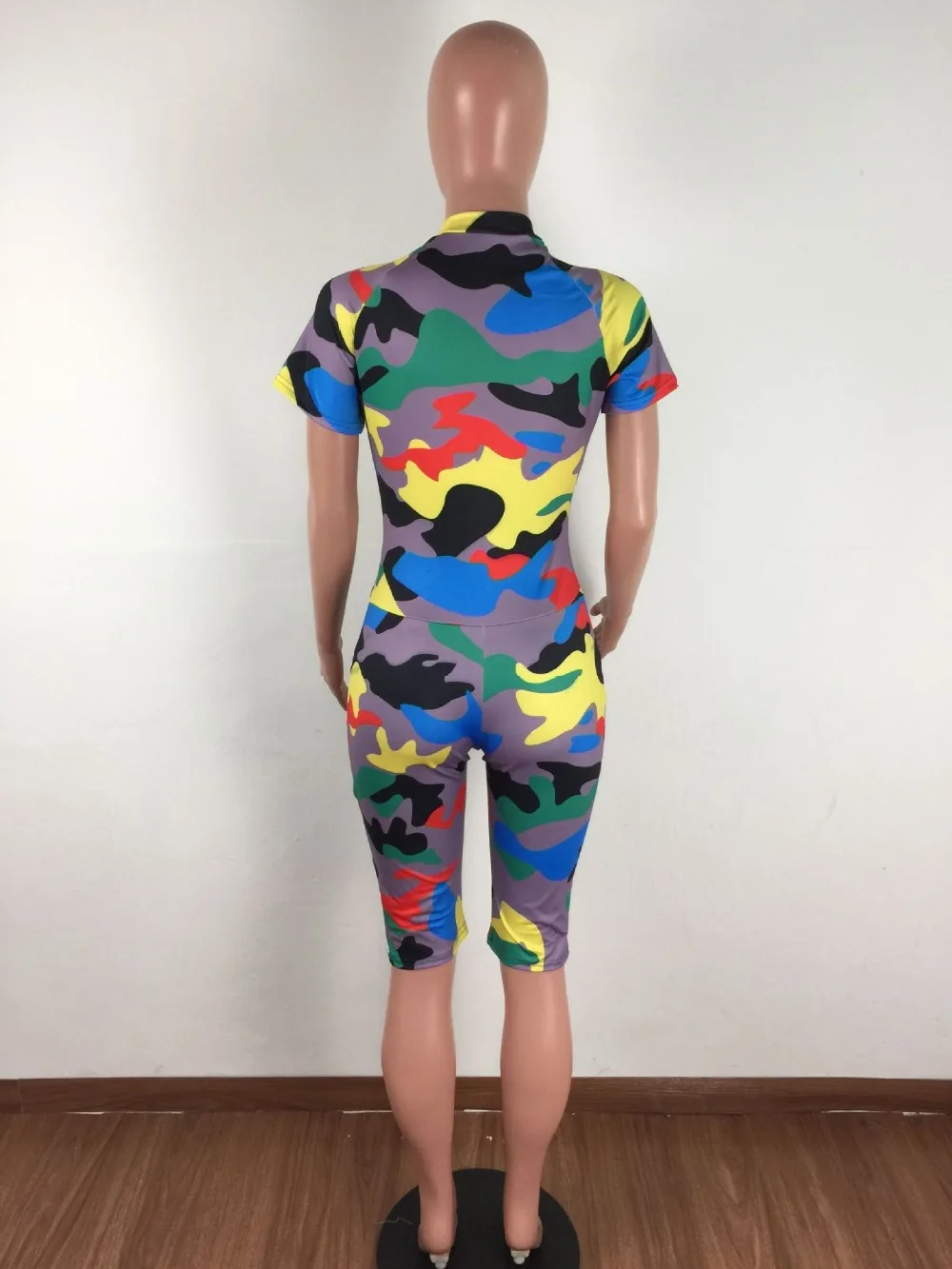 Женский комбинезон с камуфляжным принтом короткий глубокий v образный вырез