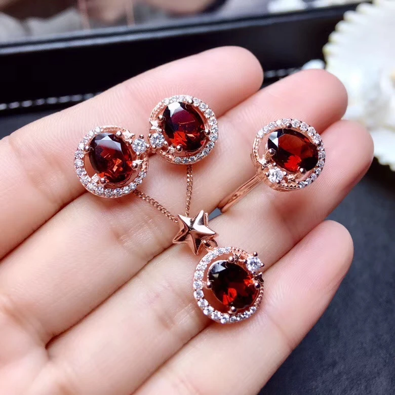 

Серьги и кольцо из серебра 925 пробы с натуральным красным гранатом