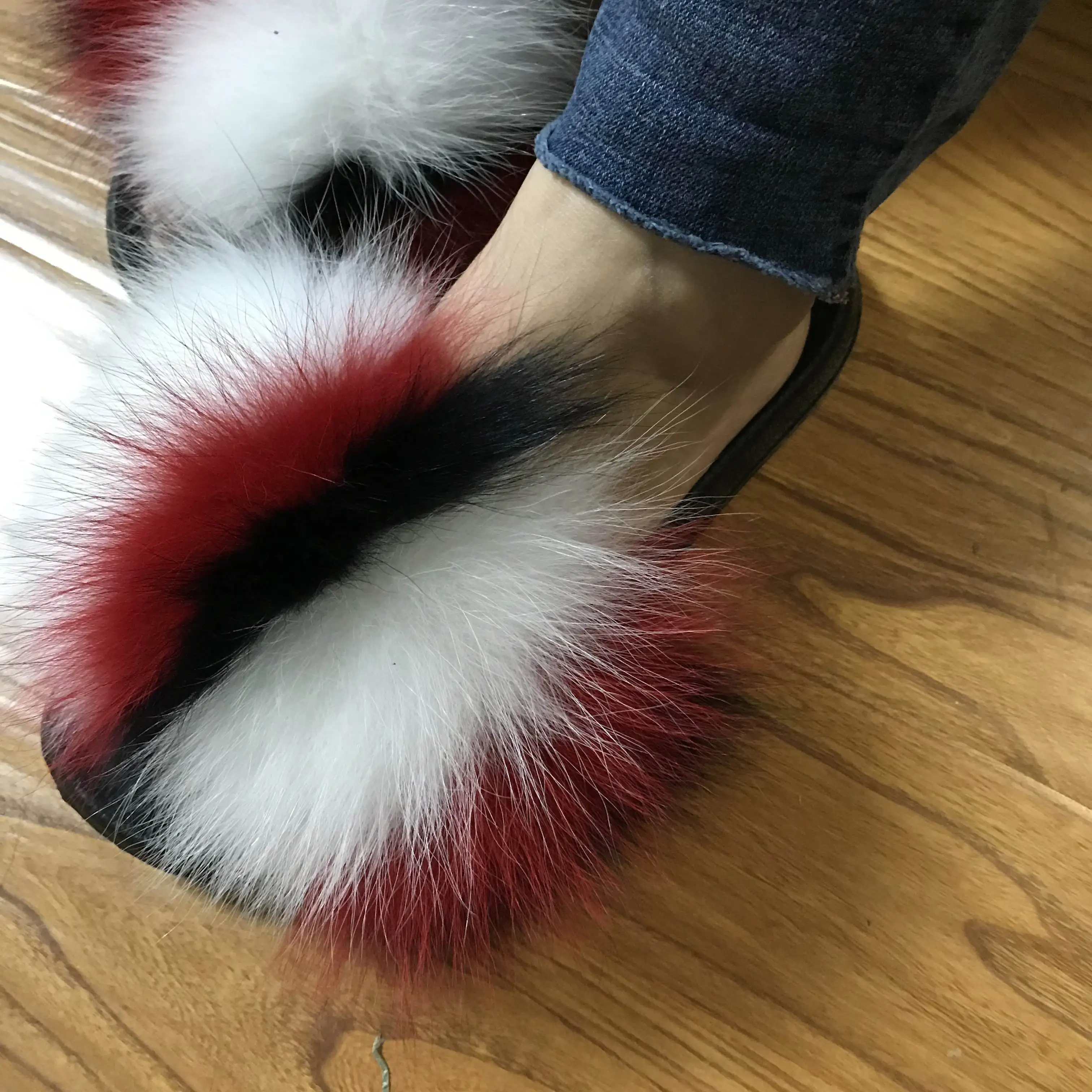 FunFur/трехцветные шлепанцы на натуральном меху лисы Цвет белый черный красный