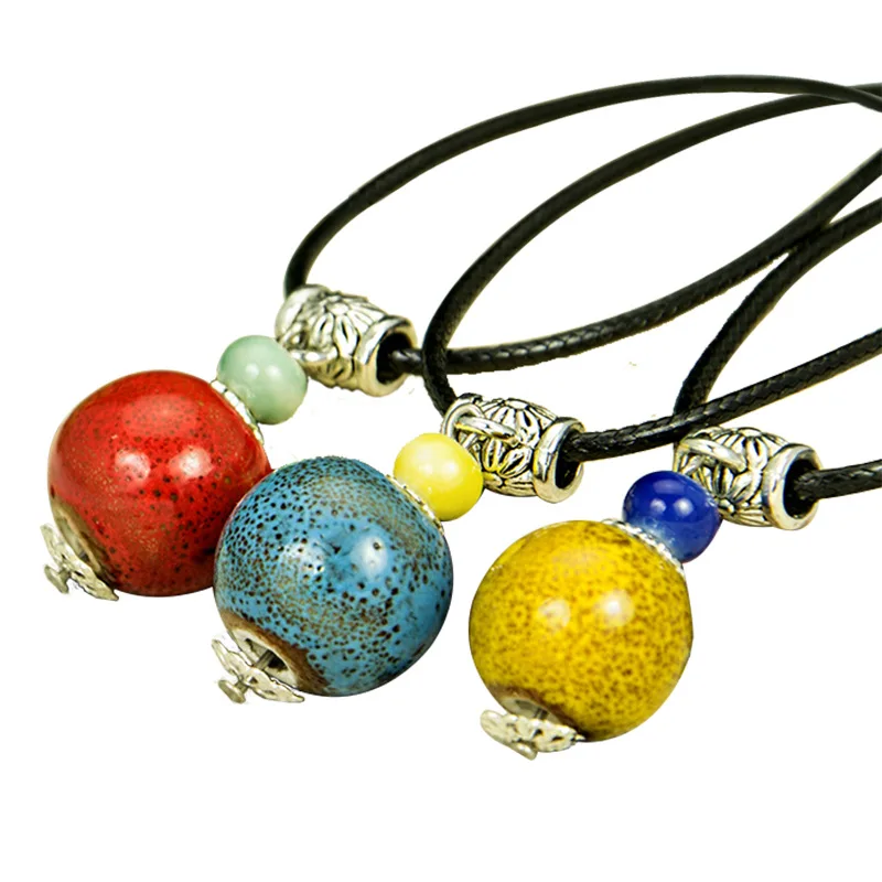 Женская короткая цепочка с керамическими бусинами