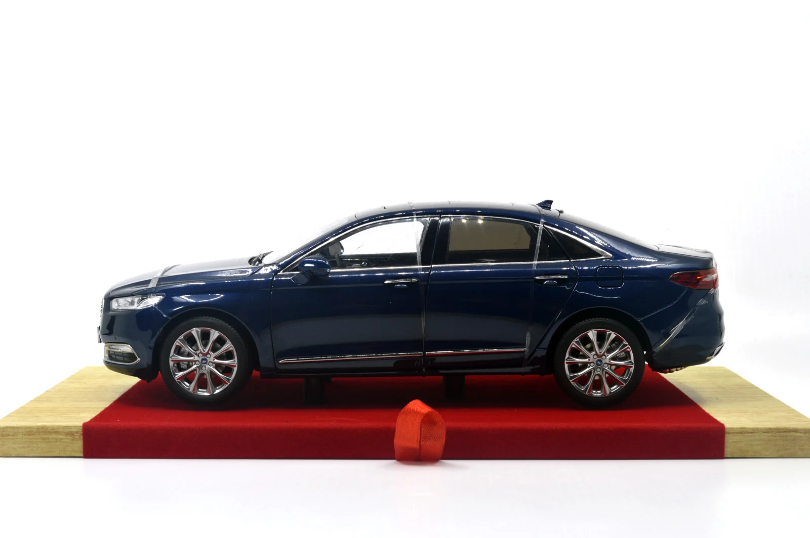 1/18 1:18 1 18 весы Ford aurus 2015 синие статические симуляции литые под давлением модели