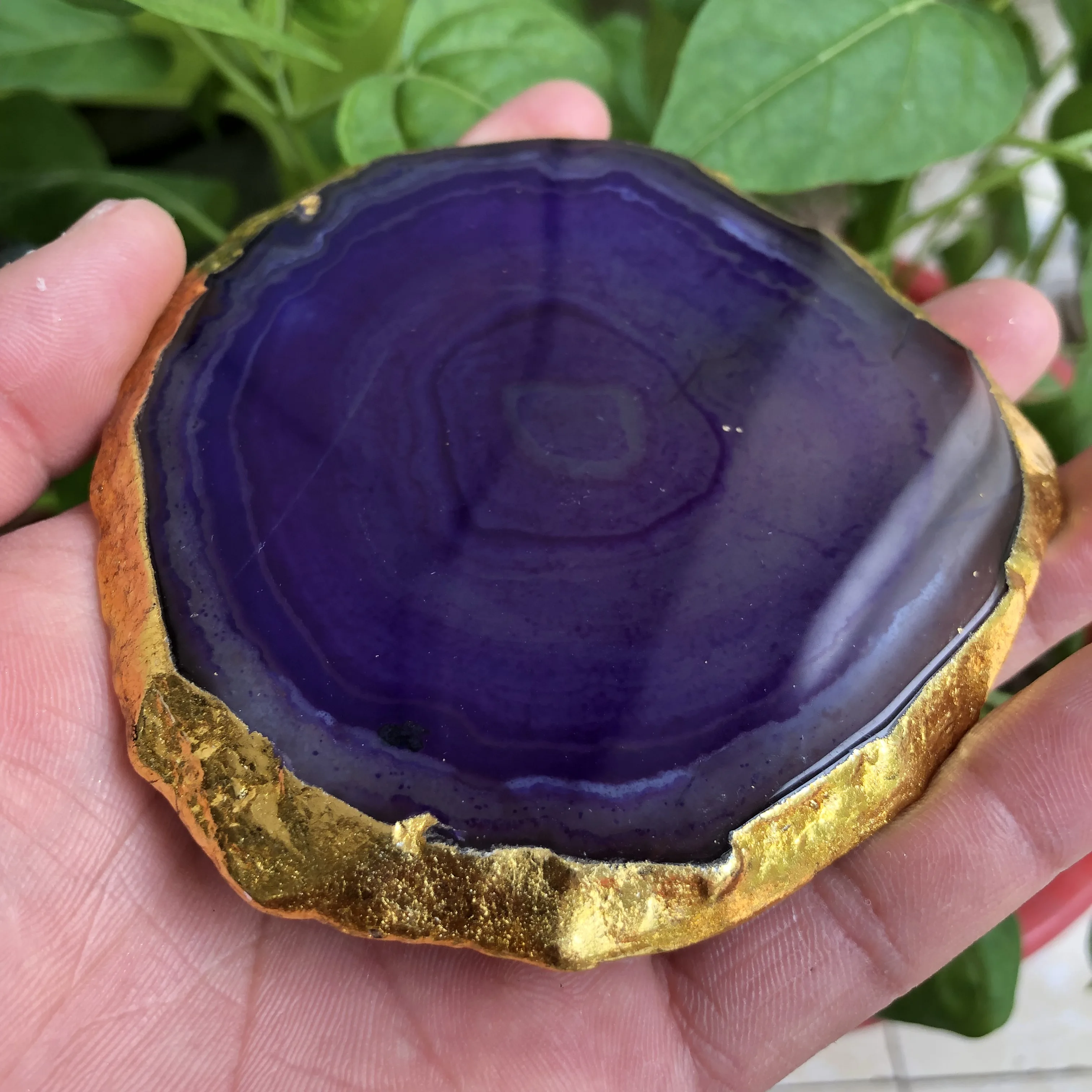 Изолированная Хрустальная тарелка для берега натуральная нефть с золотыми